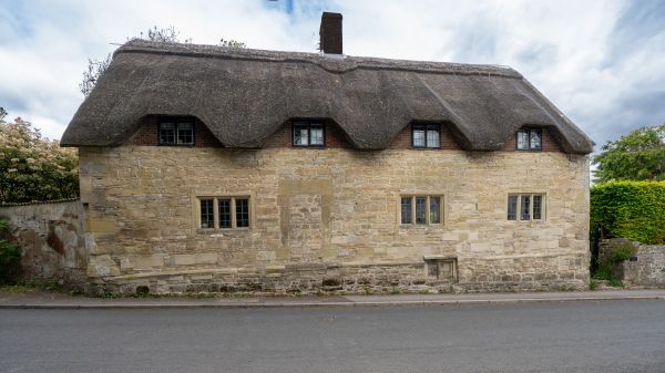 Crucial Legal Insights for Insuring Thatched Roof Homes in Southern England
